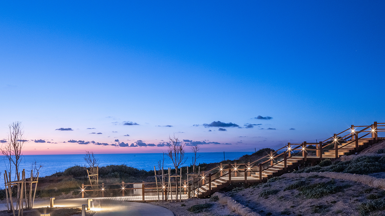 טיילת מוארת בשעת בין ערביים